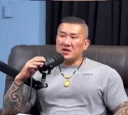 “馆长”在6月24日的直播中再次坦言，自己以前说了大陆许多坏话的人，这些资询的来