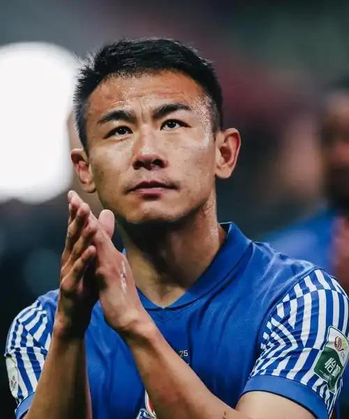 其实这事儿吧，大连球迷的心情特好理解——自己家乡的孩子，踢出来了，退役了，谁不想