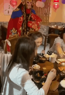 静悄悄的突然出现在别人后面，真的能够把人吓一跳。