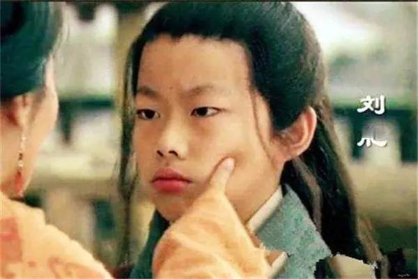 刘邦死后，齐王刘肥进宫撞见吕后的女儿鲁元公主，下跪高呼：“娘，最近身体可好？”