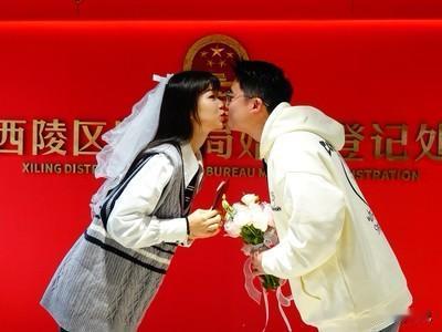 没想到去年结婚的多了，离婚的少了，这算是患难见真情吗？有听说过经济不好的时候