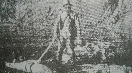 虽然是黑白的照片，可依旧觉得很血腥，还有那个鬼子的笑，真的觉得很是可怕！