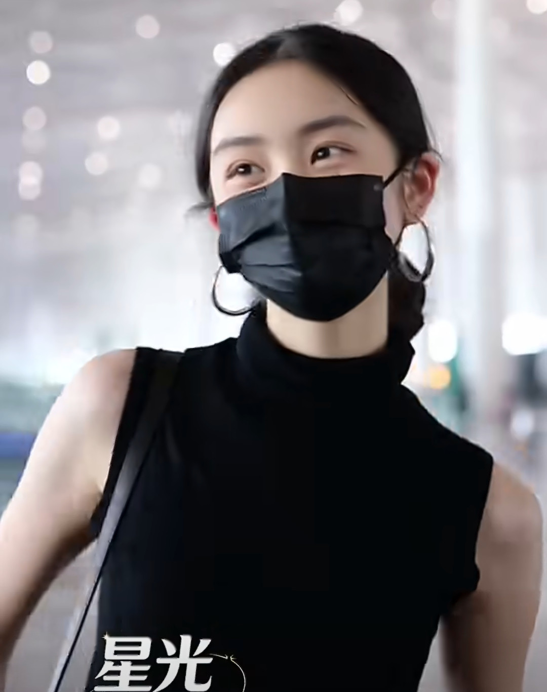 黄多多女明星完成时黄多多完美诠释什么是温柔系女明星模板，高挑清瘦身形自带清爽干净
