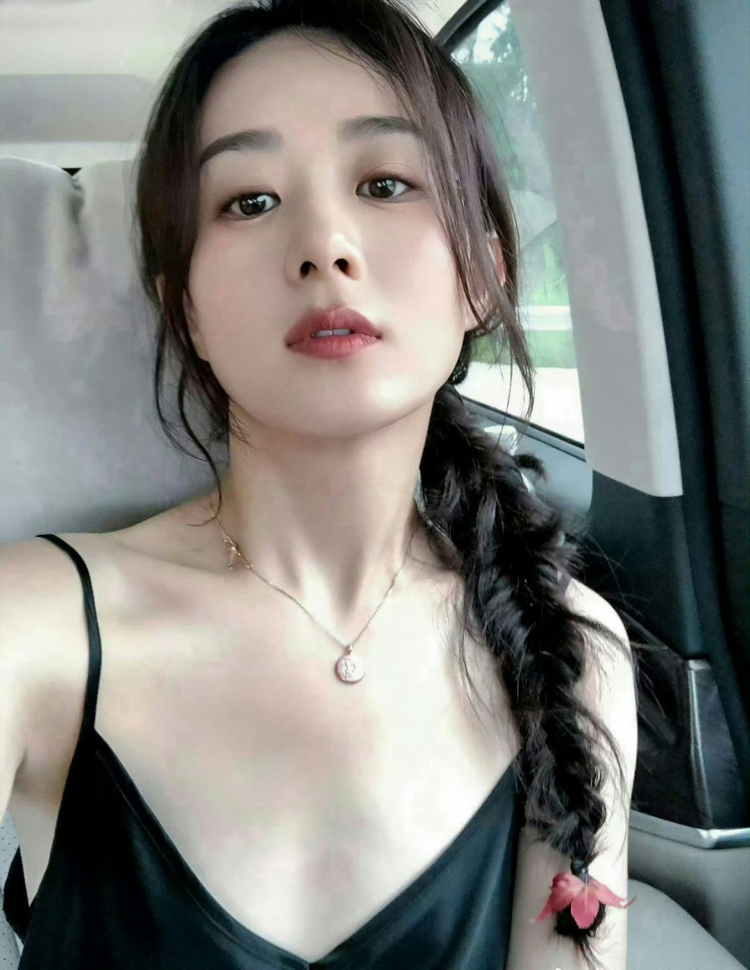 一张封神之赵丽颖这个眼神而且还穿着小吊带，太有感觉了