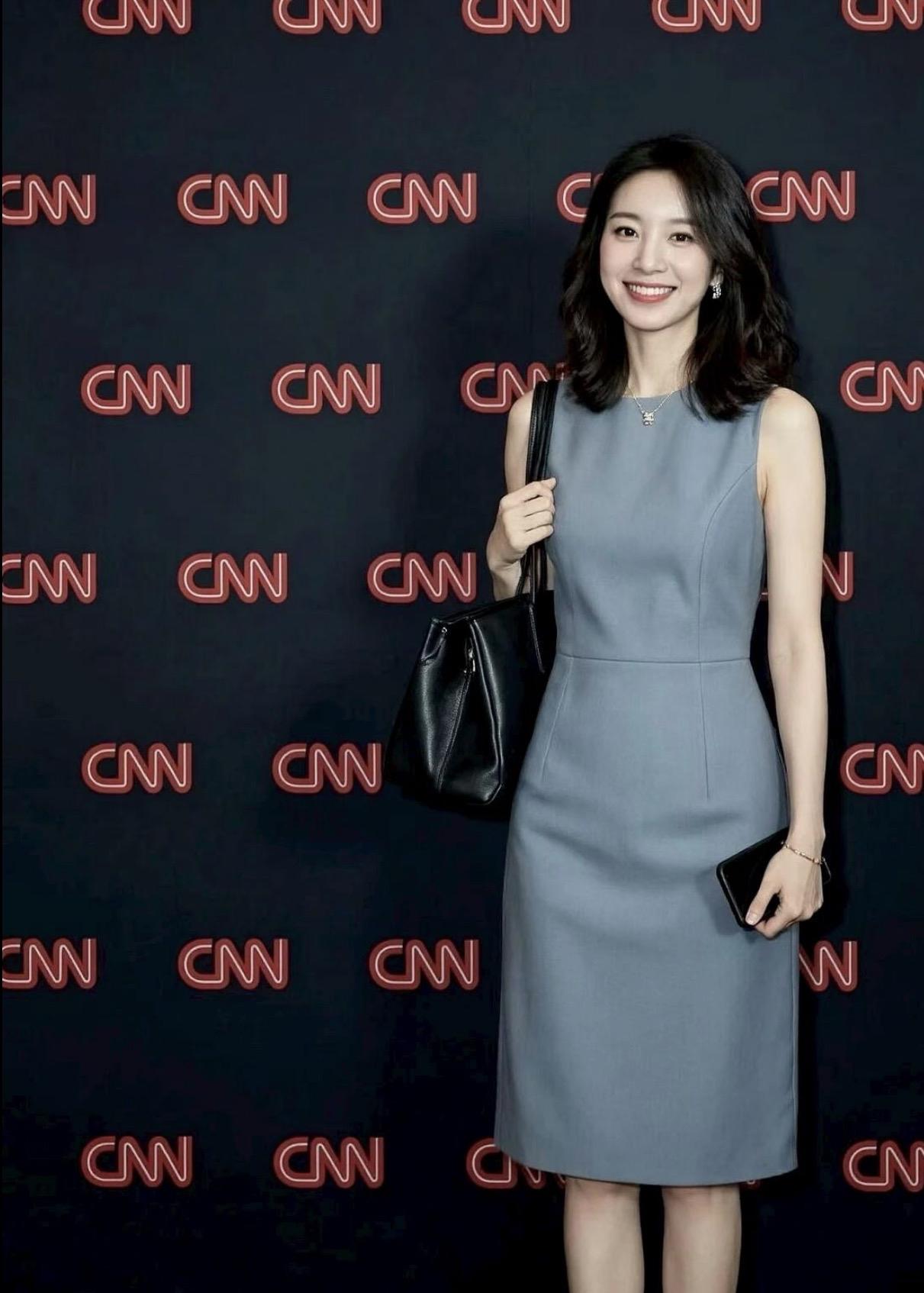 得体，是成年人最好的外衣。一袭素色无袖裙，从容站在聚光灯下。不必张扬，优雅自