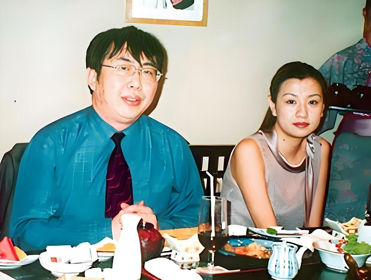 2001年夏，棋圣聂卫平与兰莉娅，相识不久，一张偶然拍下的合影，镜头里，两人正围