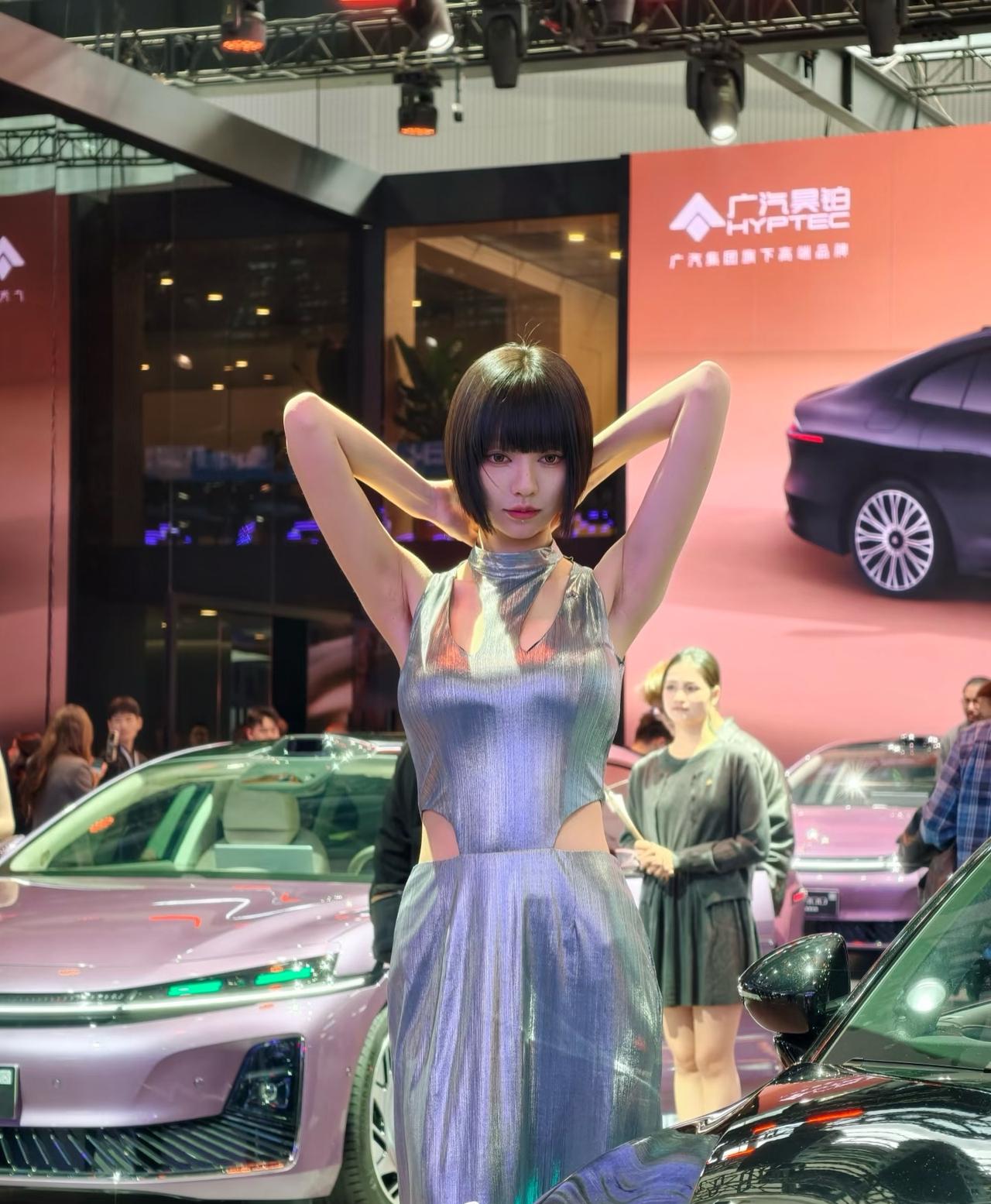 逛广州车展，被广汽昊铂展台的模特惊艳到了——眉眼清亮，气质落落大方，站在新车旁相