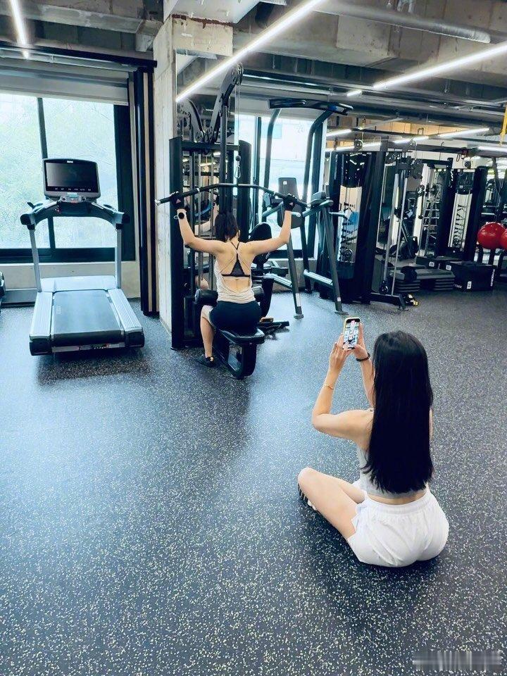 孙艺珍健身照孙艺珍背部肌肉孙艺珍小号晒健身美照，背部肌肉线条紧实流畅，自律女神