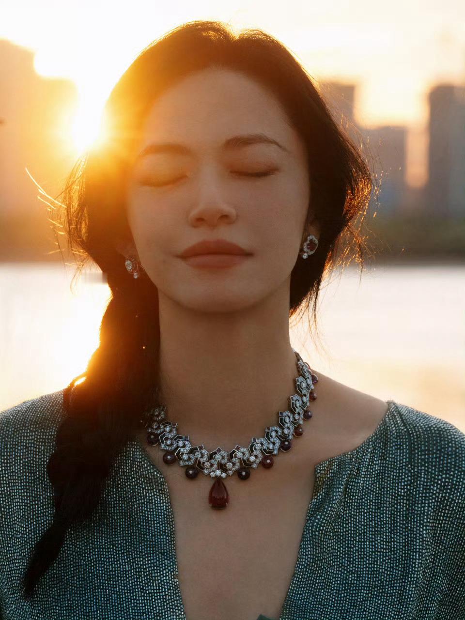 高定礼服与奢华高珠相得益彰，每一步都走出制作人的底气。那种由内而外的松弛感，才是