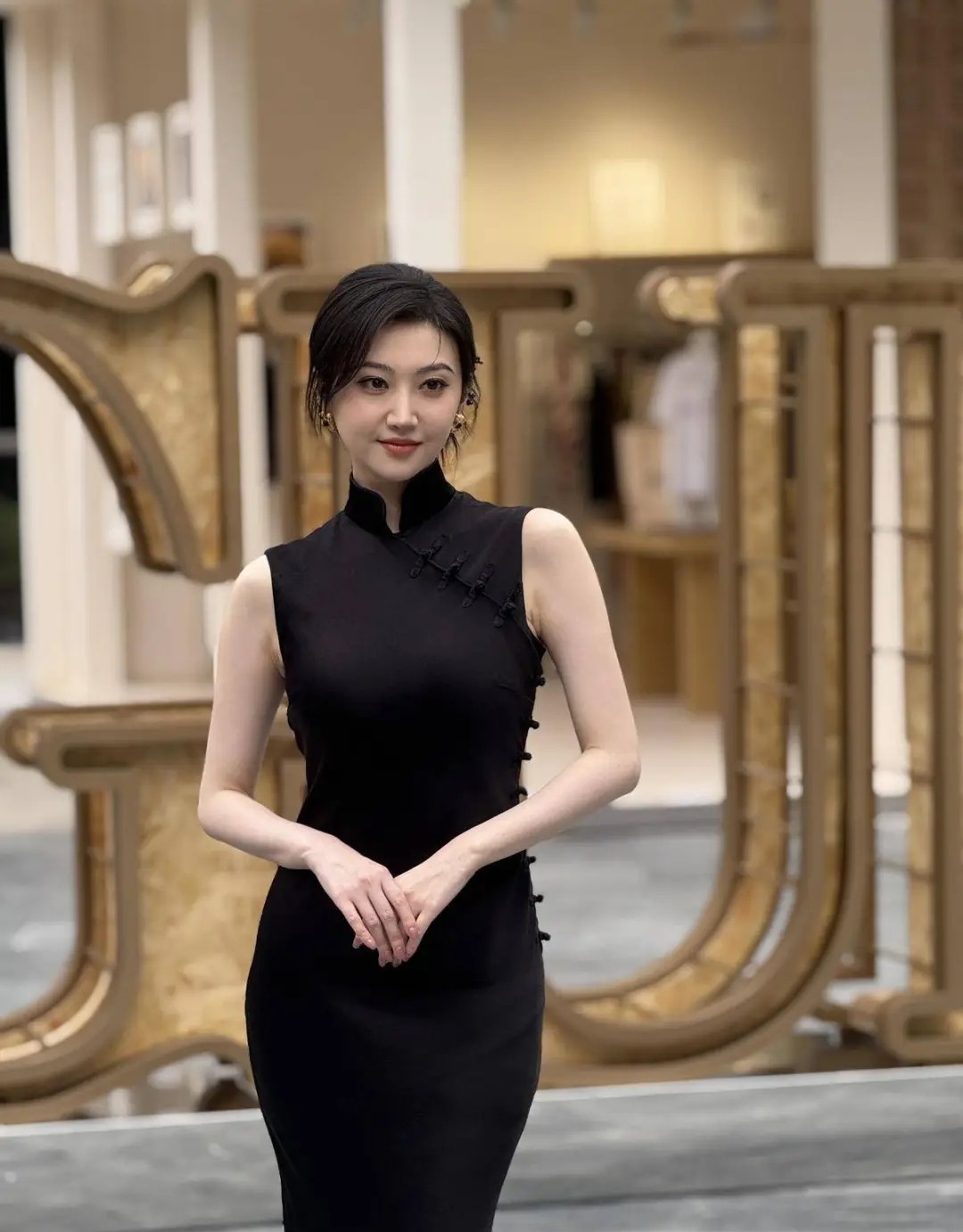 景甜这身造型把古典韵味拿捏得恰到好处，让人想起家里老相册里那些泛黄的优雅。现在年