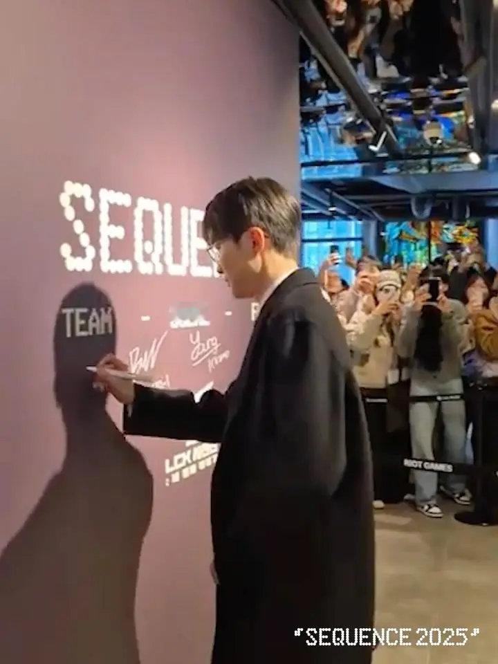 LCK官方分享Faker参观LCK摄影展照片，今天的李哥实在是太帅了Faker呼