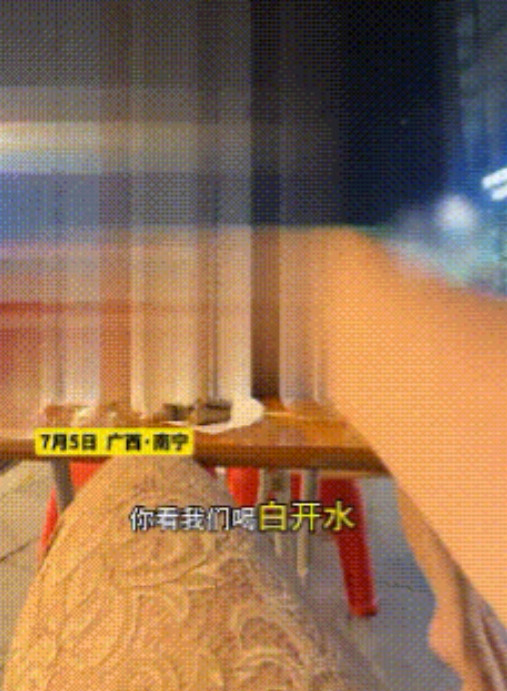 “太霸气了！”7月5日，广西南宁，两名女子在夜市烧烤摊，边吃生蚝边聊天，隔壁桌