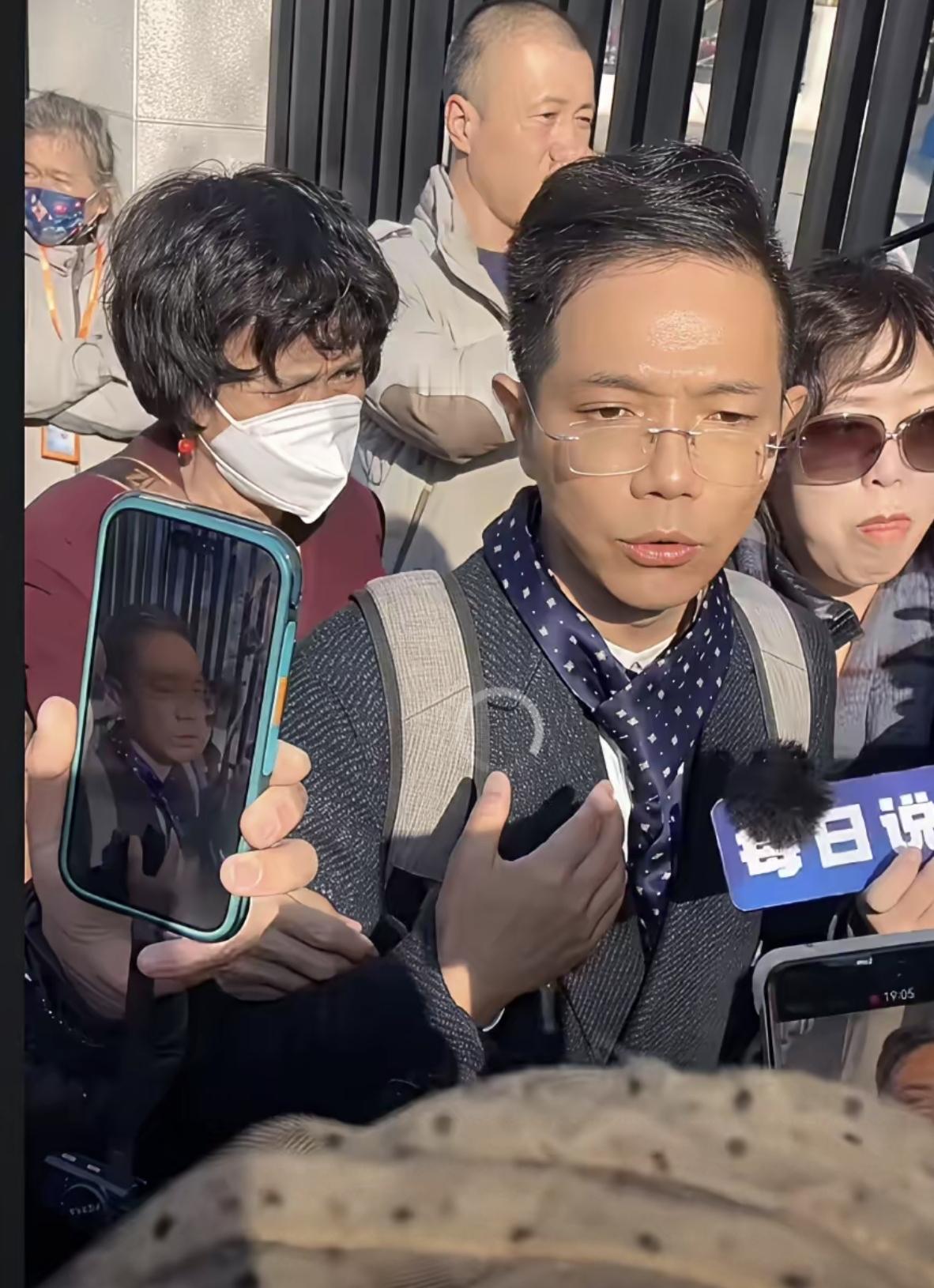 老铁们，家人们姐姐们早晨好；姗姗昨天上午11点在北京朝阳火车站上的动车复兴号，