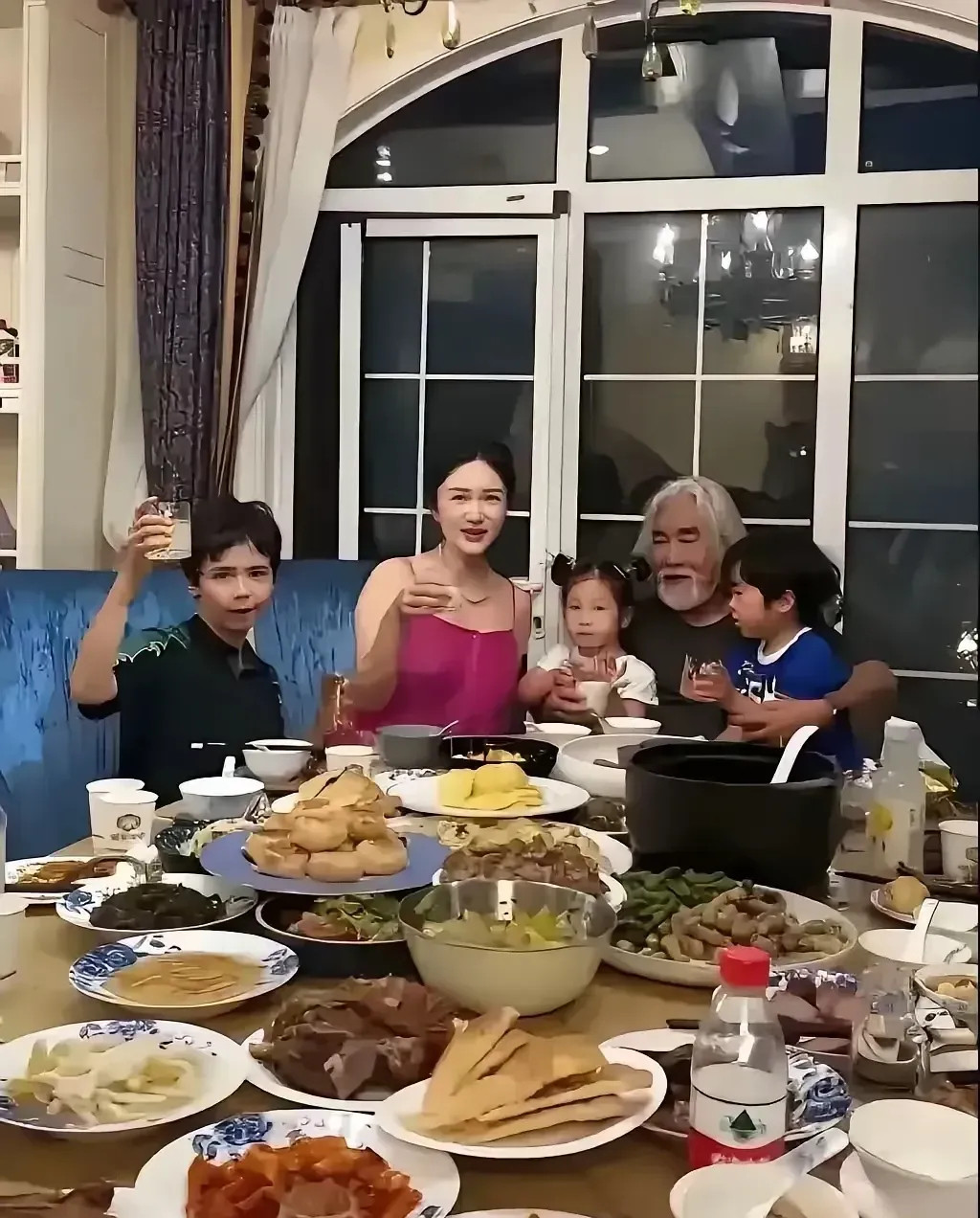 中国导演张纪中与柬埔寨前首相洪森家族聚餐，两家族档次差异明显。洪森家富丽堂皇，菜