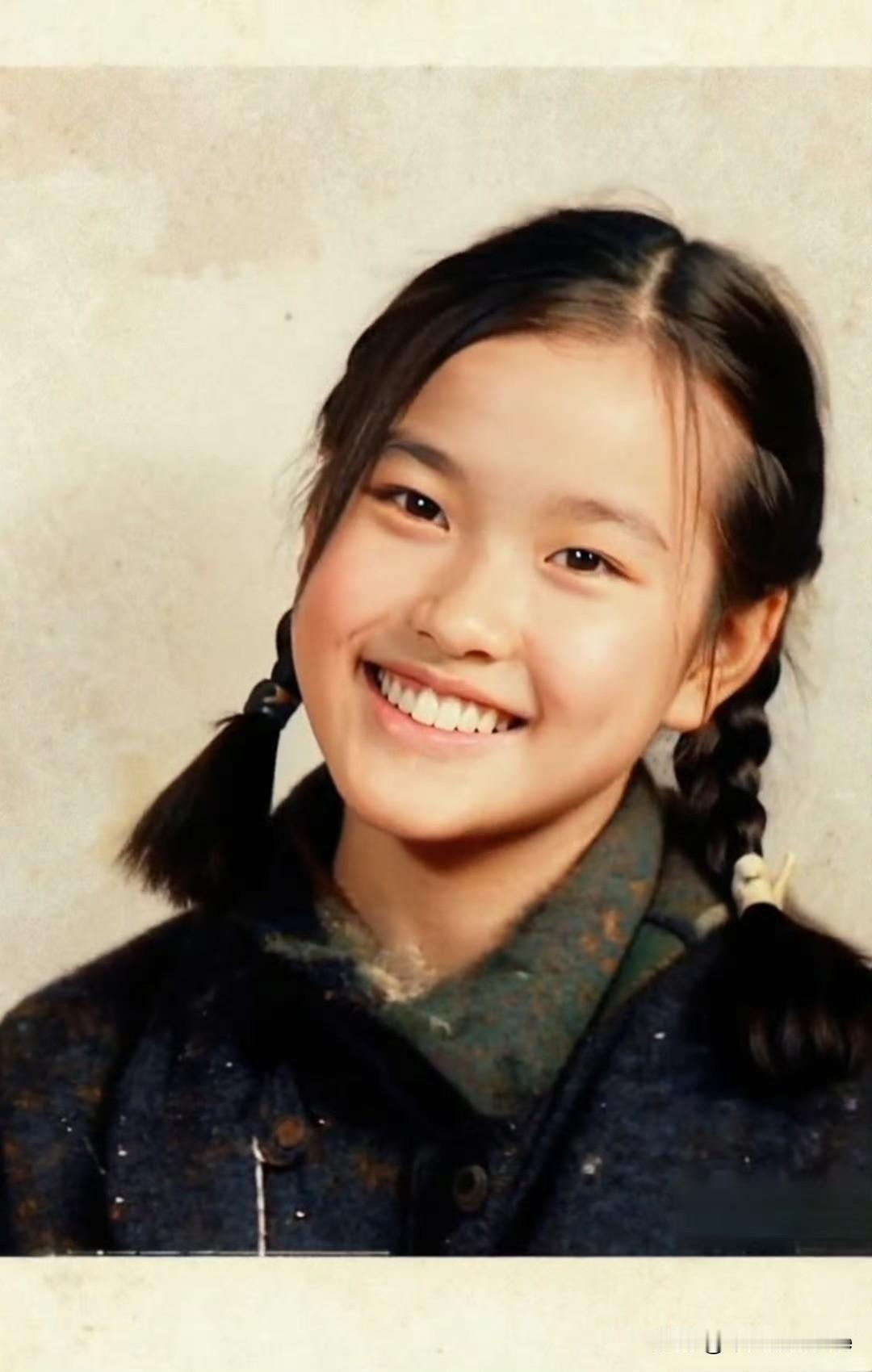 12月3日，刘晓庆分享了3张童年照，并配文说道：“我的青葱岁月。”照片中的刘