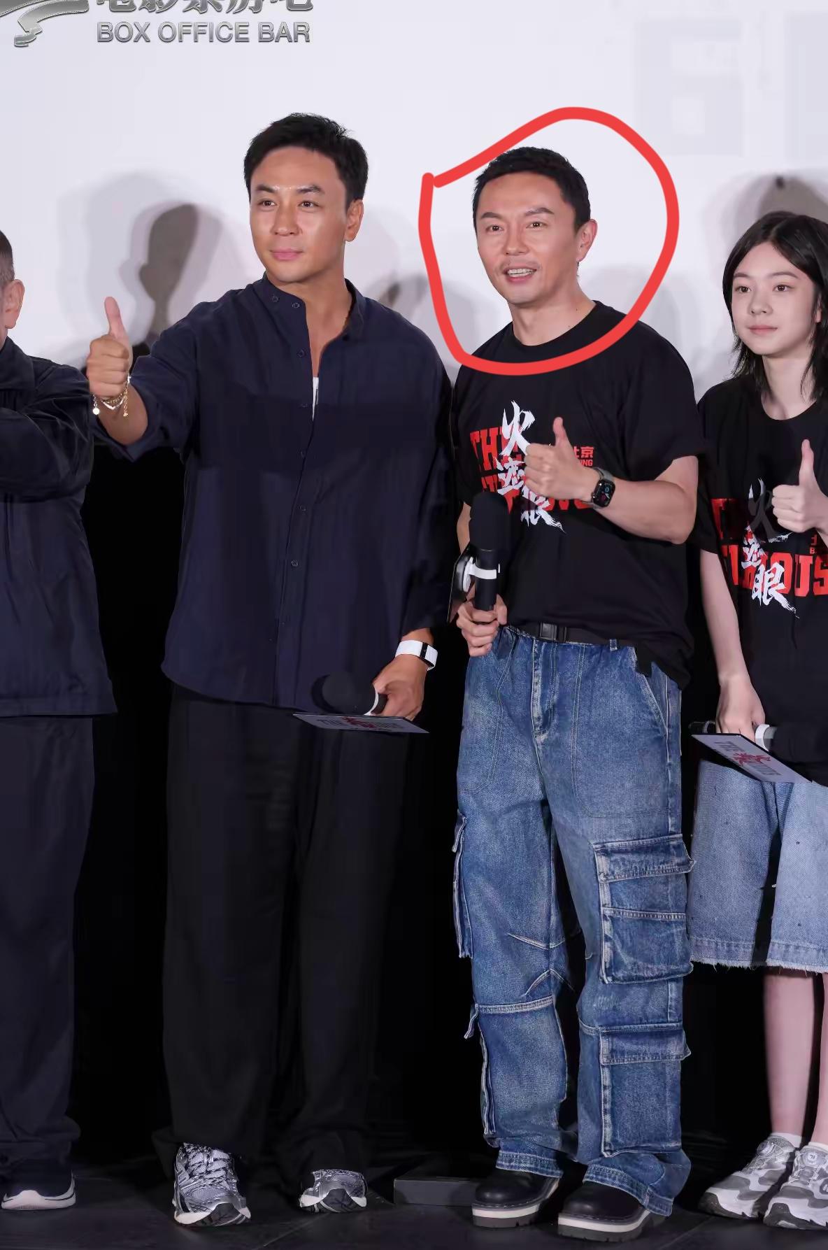 顶流男明星释小龙旁边这个男人是谁啊？好帅气好有型，好有男人味啊！太帅气了吧！