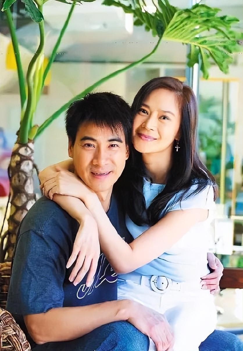 2001年6月，俞小凡与相恋11年的翁家明因怀孕成婚，婚礼办得十分隆重，席开40