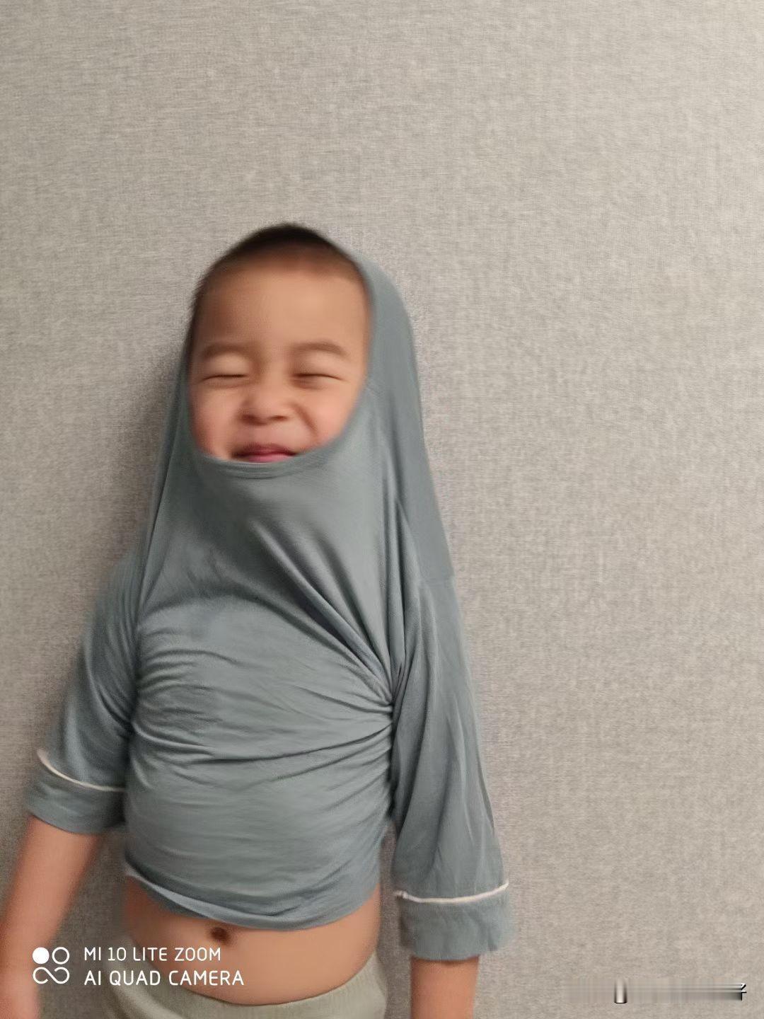 儿子上小学有两天了！认识了一位小女生，他们在一起太能说了！最近每天放学，老师