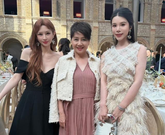 奚梦瑶法国婚礼现场，四太梁安琪的气场有多强，她亲家的眼神就有多戳心，这才是顶级豪