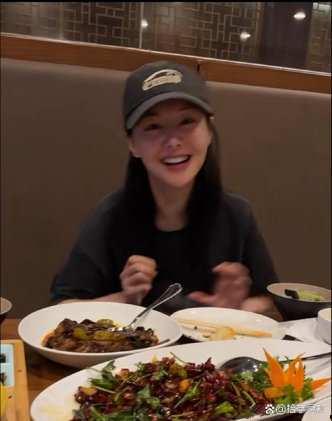 35岁郑爽和家人在美国一间中餐馆吃饭，她的穿衣打扮低调朴素，脸上没有化妆，状态看起来很一般，颜值下滑
