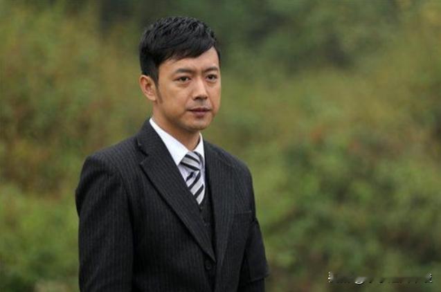 2008年，《潜伏》开拍，有个情报贩子“谢若林”一角，本着肥水不流外人田的原则，