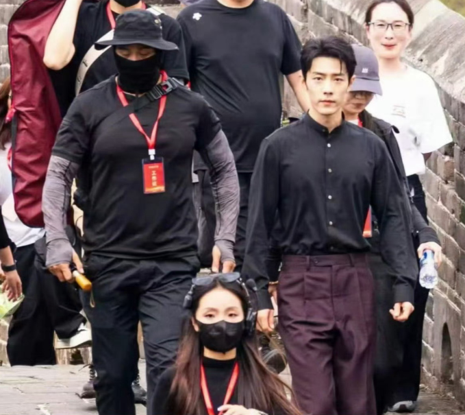 “体制内”肖战，演员肖战因为形象太“正”，被网友硬生生贴上了“体制内”标签。金山岭长城录国庆节目，一