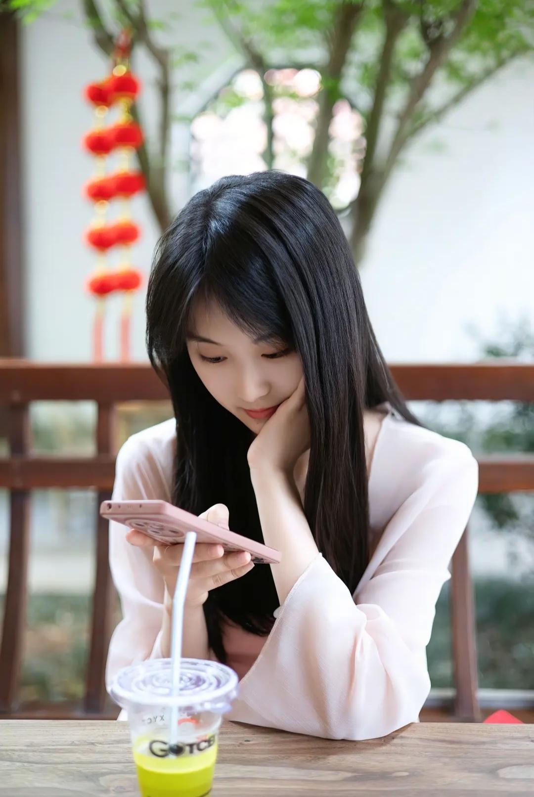 静坐思悠远，手机伴我行。