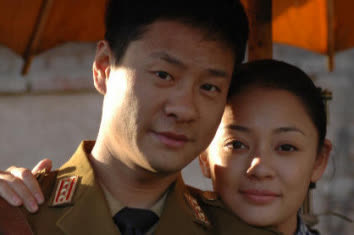 当年，连奕名和女友陈实相处一段时间后，决定结婚。婚前，两人一起去买婚房。售楼小姐