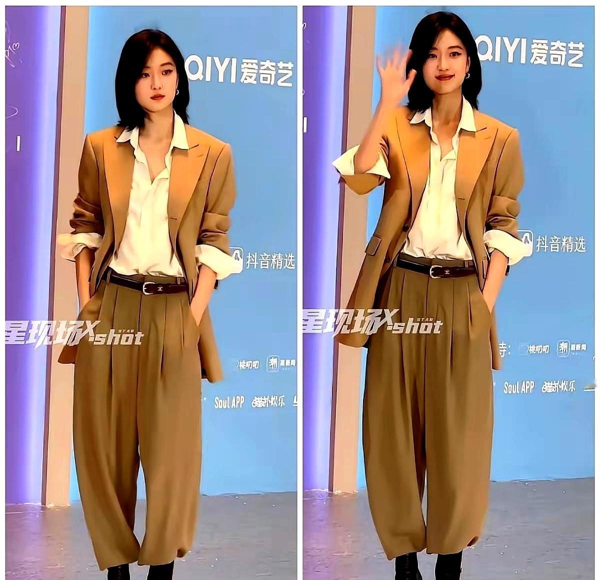 别人都在发光，她偏要“沾土”。没戴昂贵珠宝，没穿仙女裙。她是穿着剧里的西装就