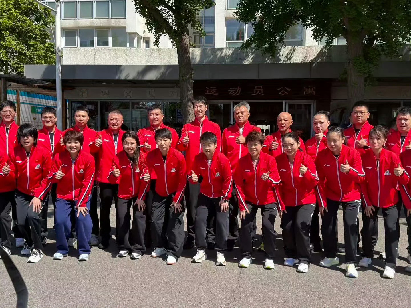 王楚钦孙颖莎伦敦出征合照从集训到出征，同频共振，双向奔赴！伦敦百年赛场，看双子