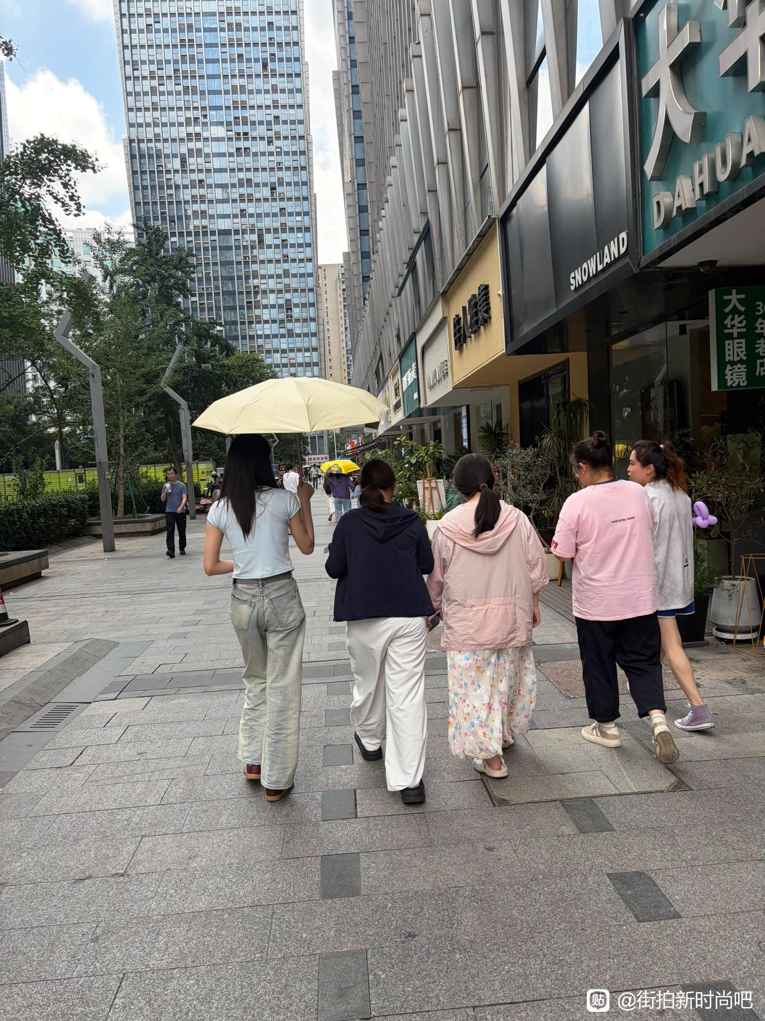 走路看见一排妹子并排走挡着路，于是我就走到前面去看看👀🤣​​​