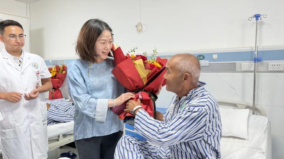 褪去浮华，躬身践行！7月27日新疆喀什，自治区退役军人关爱基金会特别顾问翁帆走