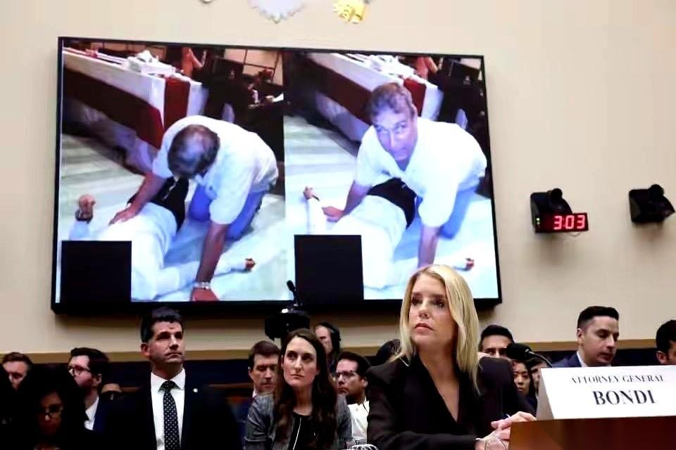 国会要600万份爱泼斯坦案文件，司法部甩过来300万份，关键名字全用黑笔道子划掉