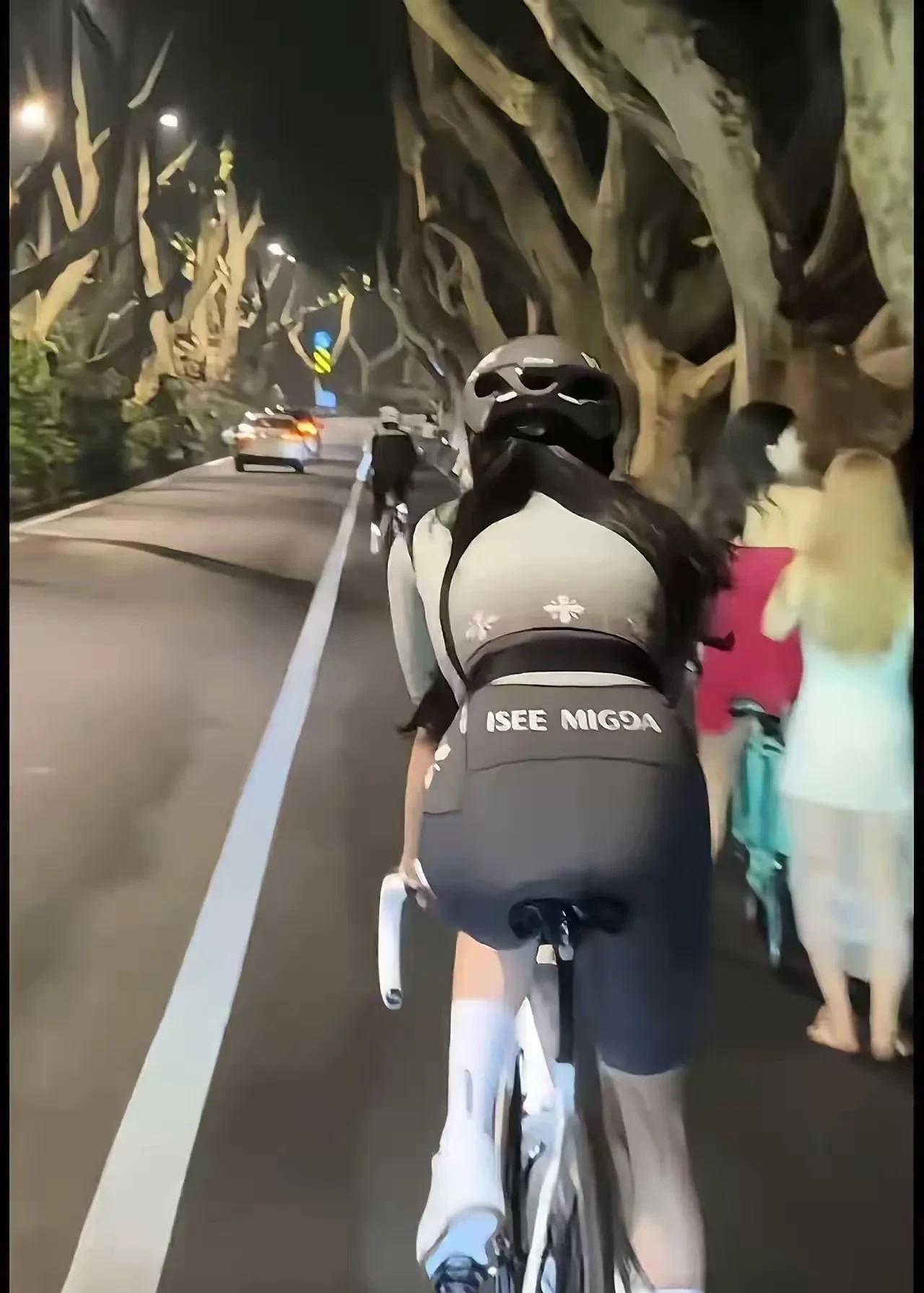 各位骑友，建议大家买这种衣服的时候还是要大一码，不然像这样上衣崩开就不好了，不要