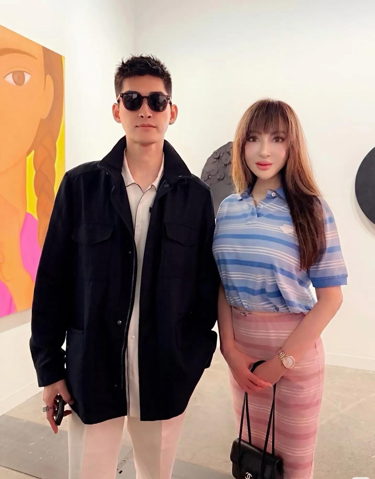 张翰现身香港艺术展，合影来者不拒，彻底放下架子！近日，一年一度的香港巴塞尔艺术