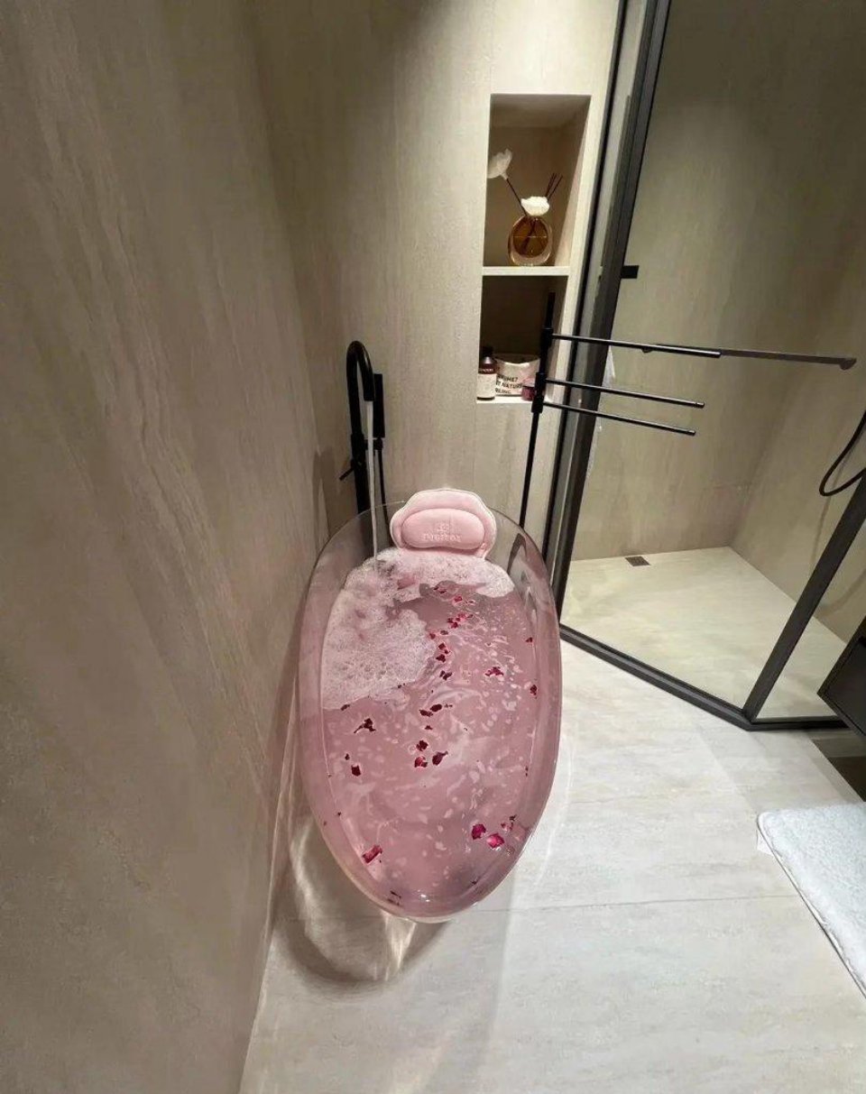 现在的小宾馆都这么懂浪漫了吗？