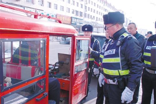 民间自有高人在。网上一小短文，说的是一位七十多的老人骑电动三轮车上路，被交被交警