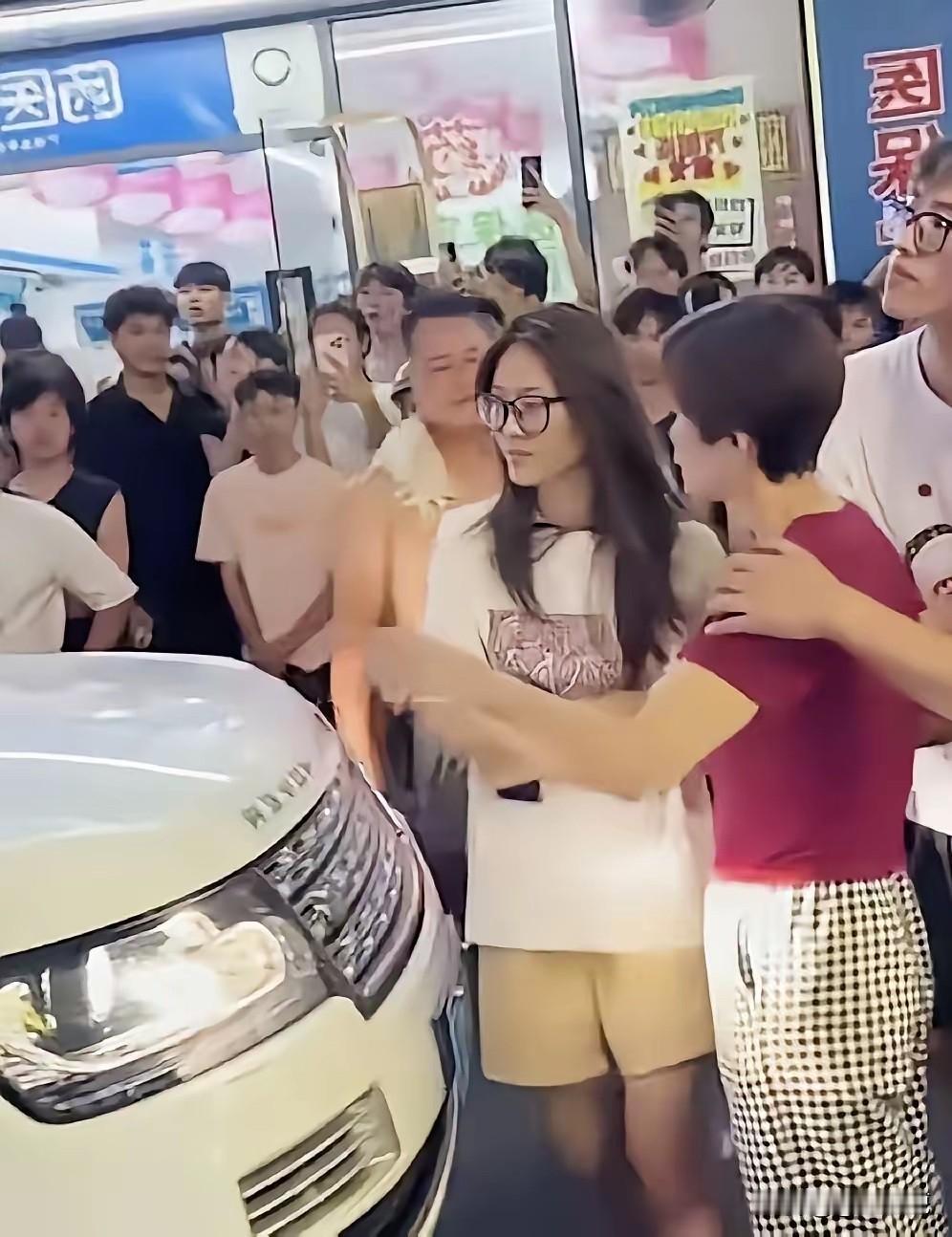 路虎男被卡宴丈母娘堵住事件的那个原配才是人间清醒，她不吵不闹，不像大多数抓到出轨