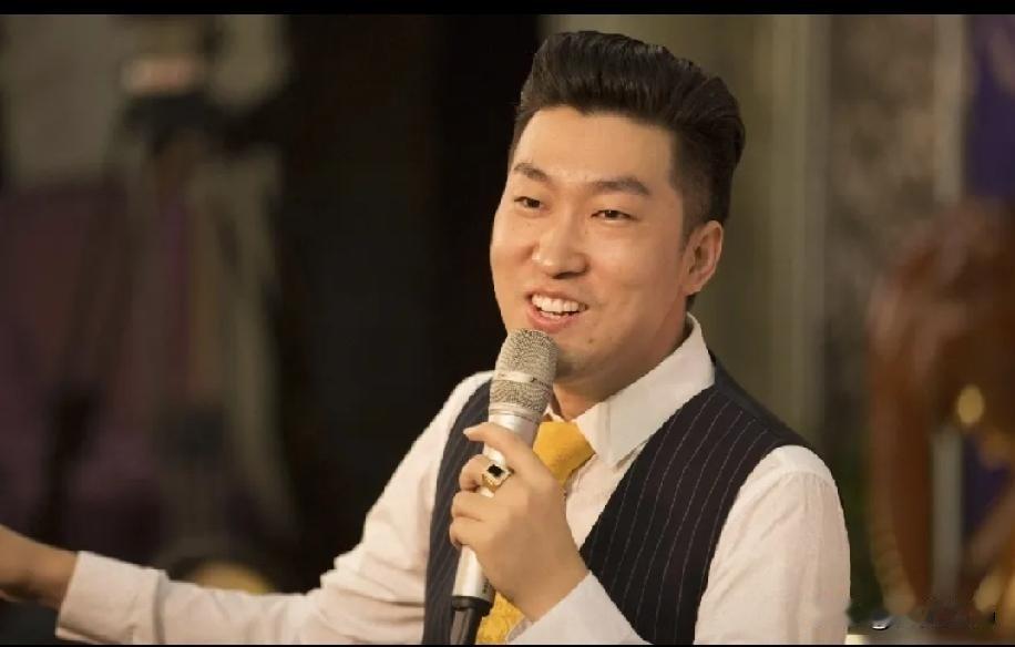梭哈天王周文强VS国际巨星庞麦郎，谁综合素质更胜一筹？个人觉得庞麦郎更强一些，不