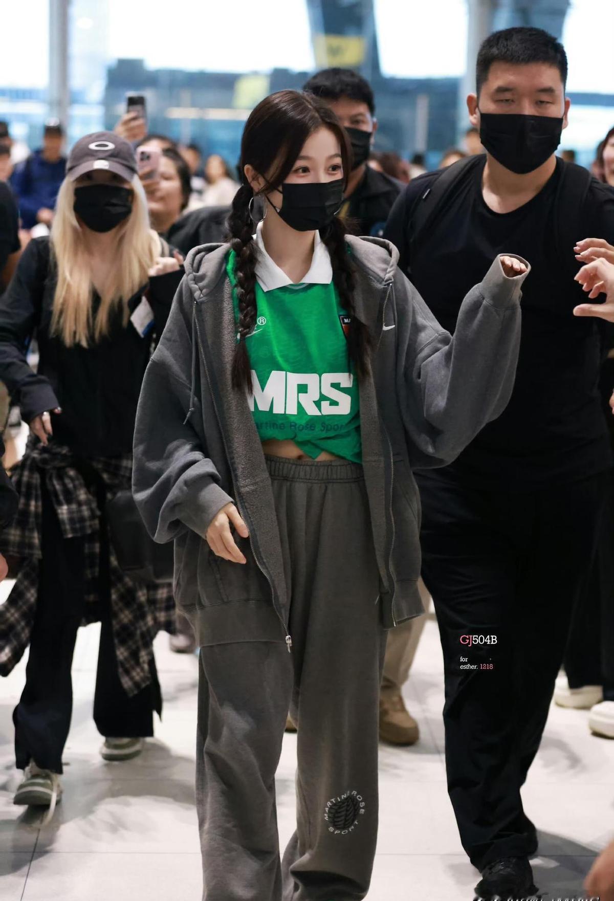 虞书欣回来了，没热搜，没爆哭，就默默拍了部悬疑剧。《双轨》12月上线，她自己加