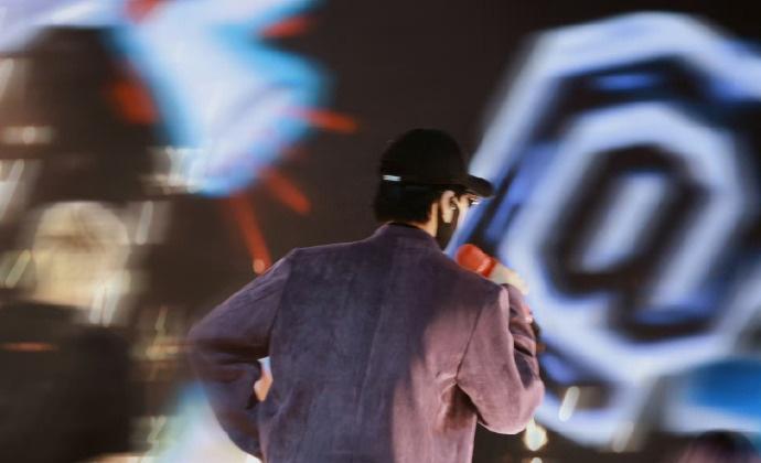 刘宇宁连赶四场红毯不停歇，彩排时稳稳立着的背影，瞬间让人get到安心