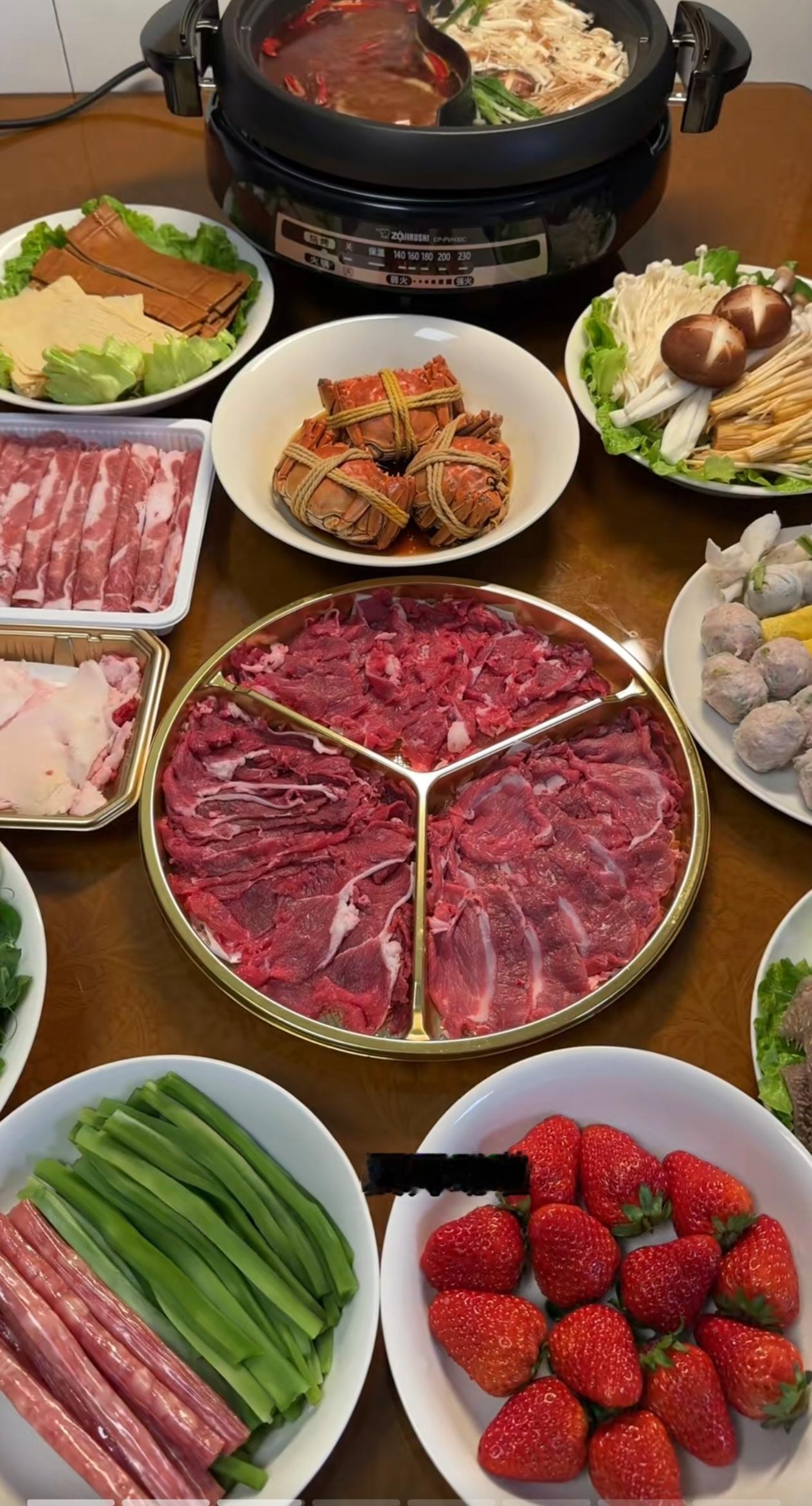 孩子同学来家里聚餐，本来打算外出吃火锅。我想着外面食材和用油都不放心，索性在家安