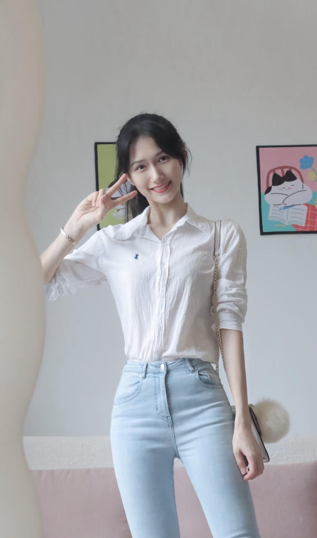 清纯又温婉大方的美女，因为她们恰似春日里刚刚绽放的花朵，洋溢着清新自然的气息。她