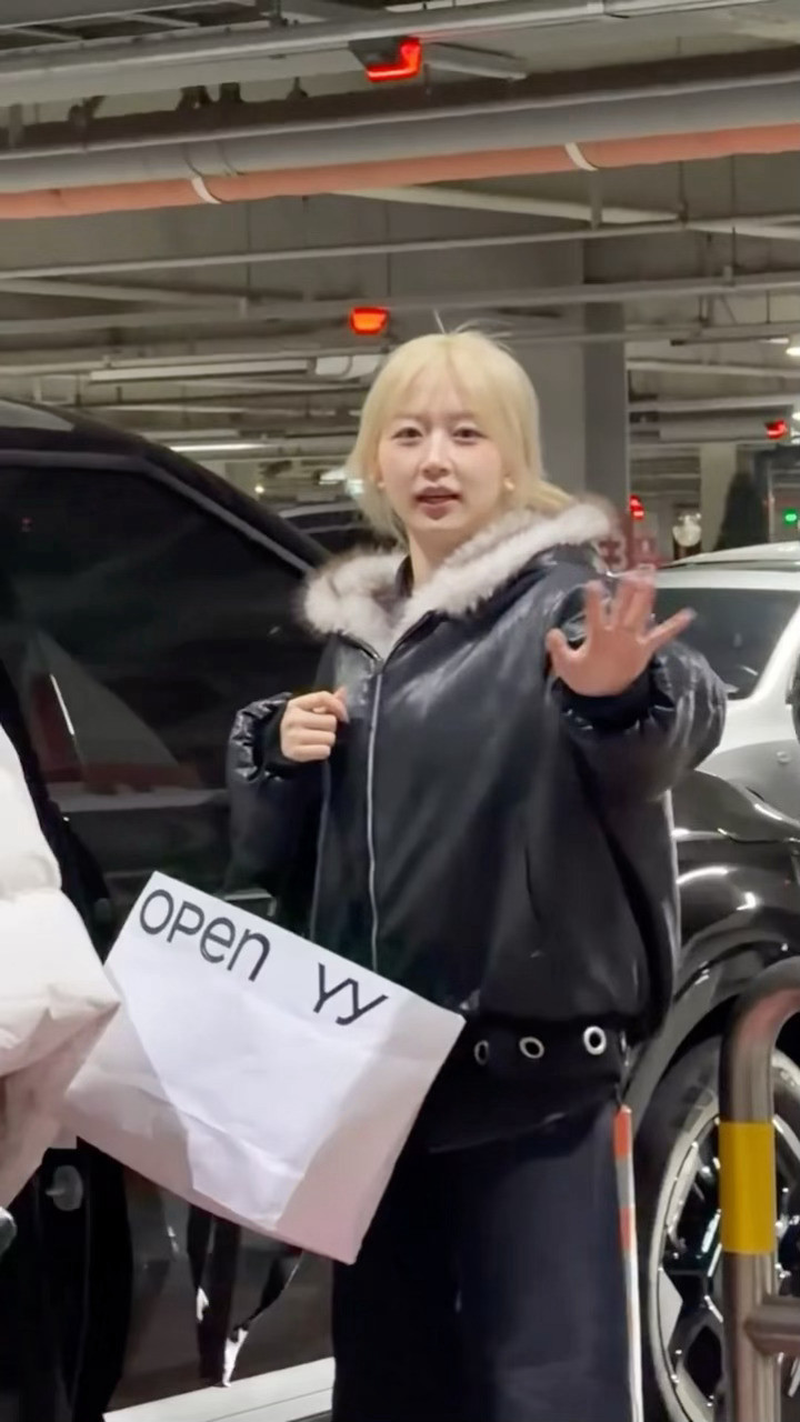 因为保镖不让粉丝靠近～所以热情打完招呼之后，轻轻的对着保镖怒💢了一下