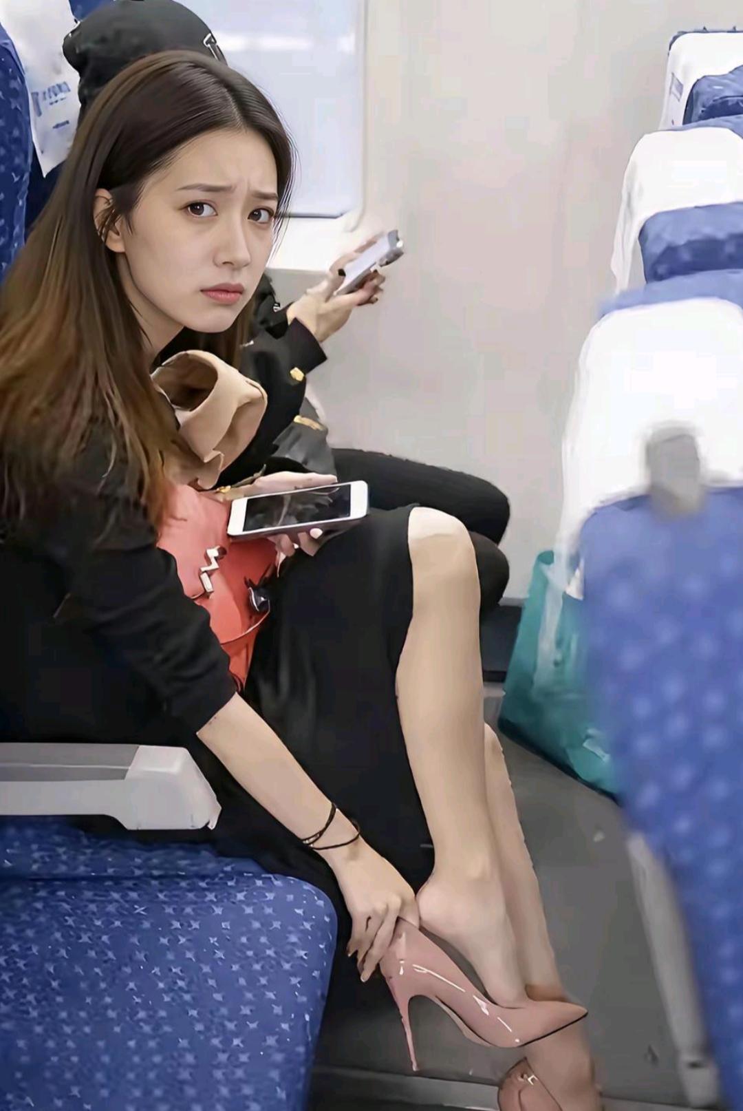 小姐姐一脸委屈，高铁脱鞋被拍，穿搭精致，却败给了这双鞋……