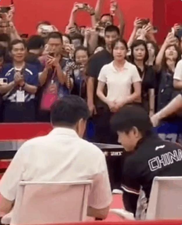 莎莎走进办公室，领导招手让她过去，莎莎乖乖坐下，开始闲聊，领导一边忙手里的活，一