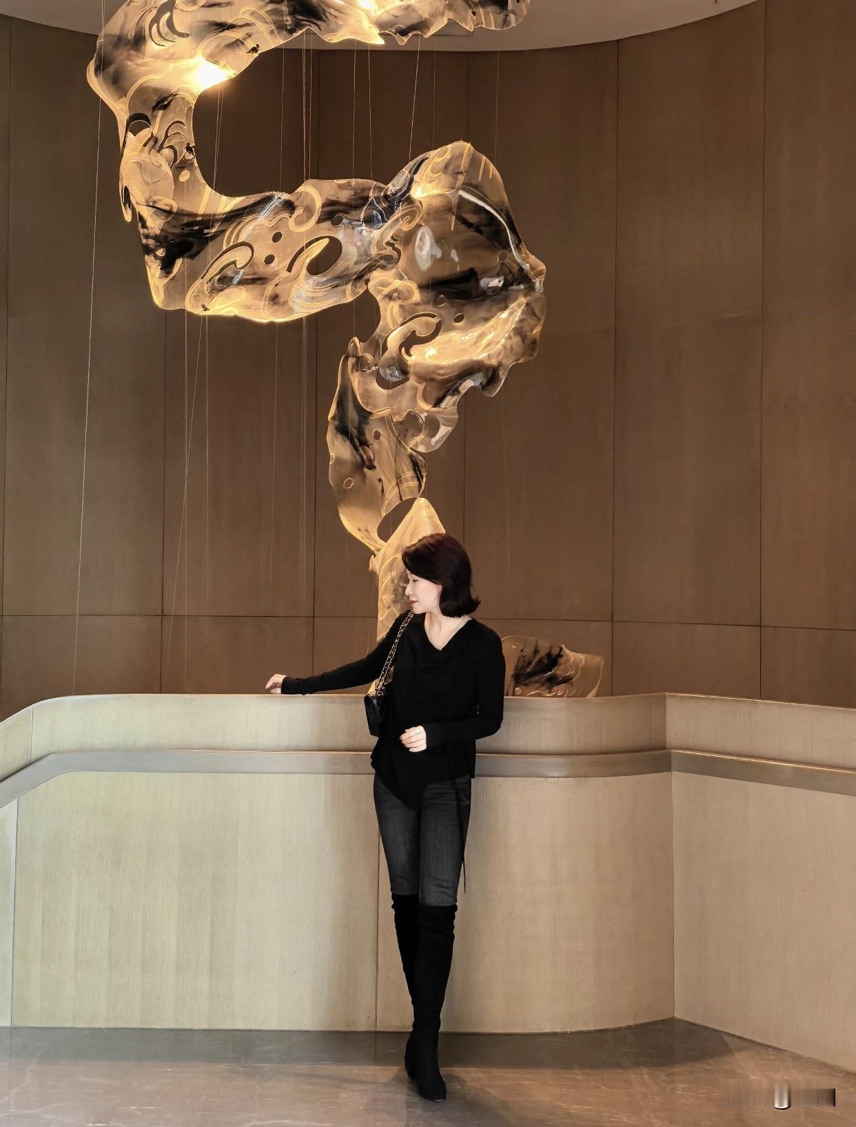 在五官方面，她们五官开阔、鼻尖饱满、眉眼柔和，眼神带着精明。除了外貌，她们行为