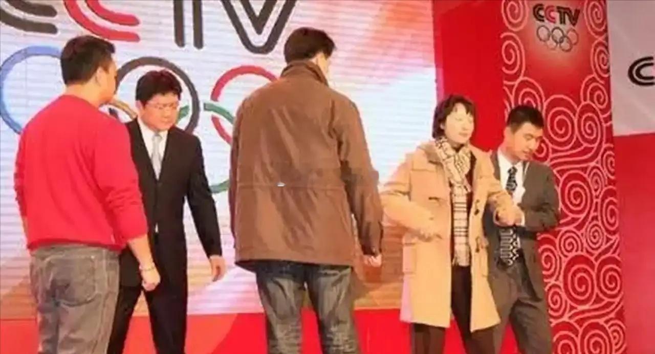 2007年，央视主持人张斌，正在直播奥运新闻发布会时，他的妻子突然冲上台，拿起话