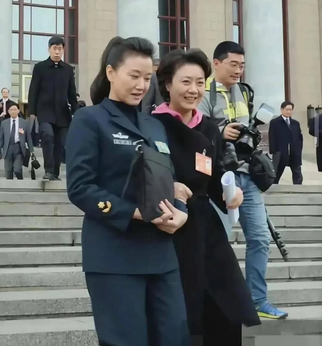 歌唱家宋祖英和京剧梅派大腕李胜素老师同框拍照啦！俩人都是1966年出生的，瞧这照