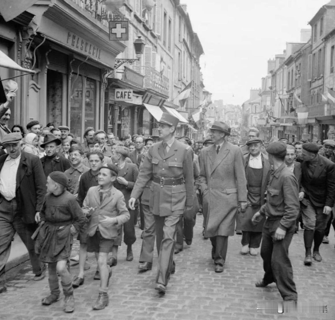 1944年6月14日，戴高乐将军在诺曼底登陆后第8天抵达巴约市，这是盟军解放的第